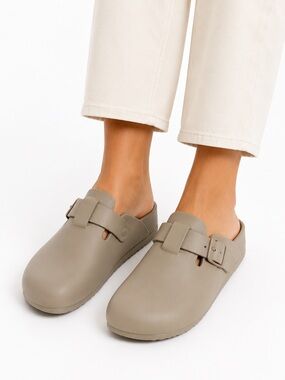 LUG Sports Athletic Club BNWT Taupe Comfort Clogs Mules Womens 11-12 Mens 10-11